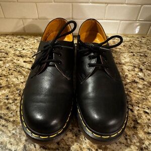 1461 WOMEN'S SMOOTH LEATHER OXFORD SHOES
Size 7, like new.